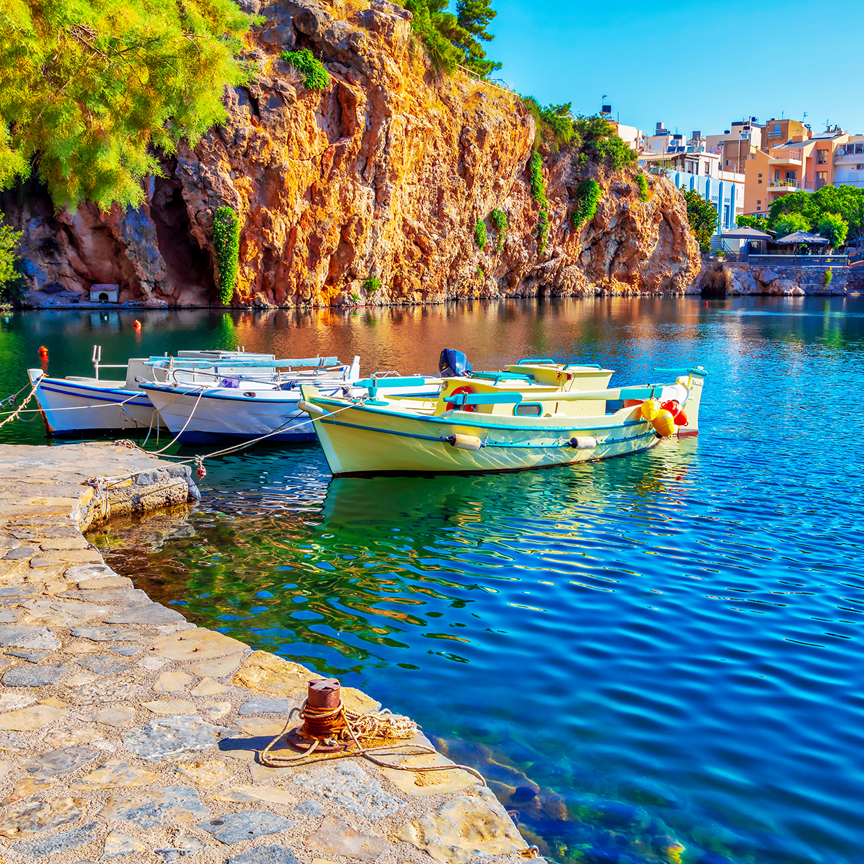 Lac Voulismeni barques de pêcheur Agios Nikolaos Crète