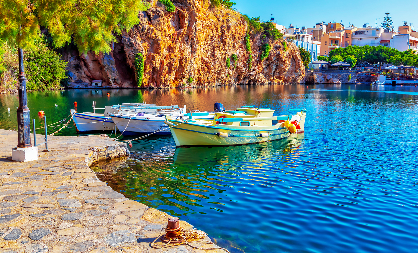 Lac Voulismeni barques de pêcheur Agios Nikolaos Crète